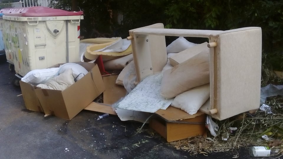 Βύρωνας: Καταγγελία δημότη "Θα πνιγούμε στα σκουπίδια"